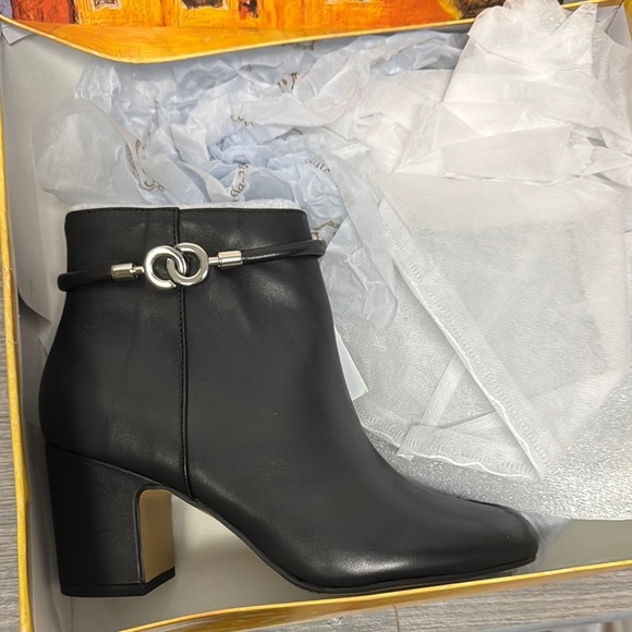 Bella Vita Women's Elegant Black Leather Ankle Boots - Picture 2 of 6